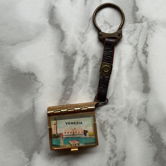 Vintage MCM keychain set - Postcard keychain and landmark keychain - Picture 4 of 8